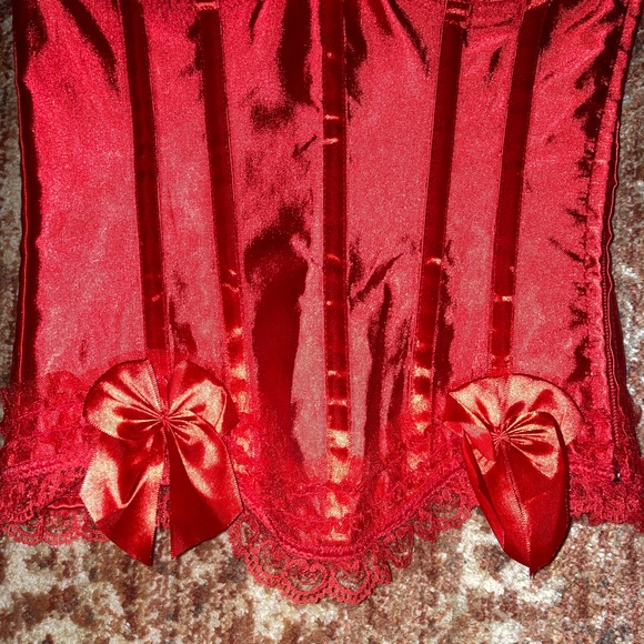 Red Bow Corset - Picture 5 of 8